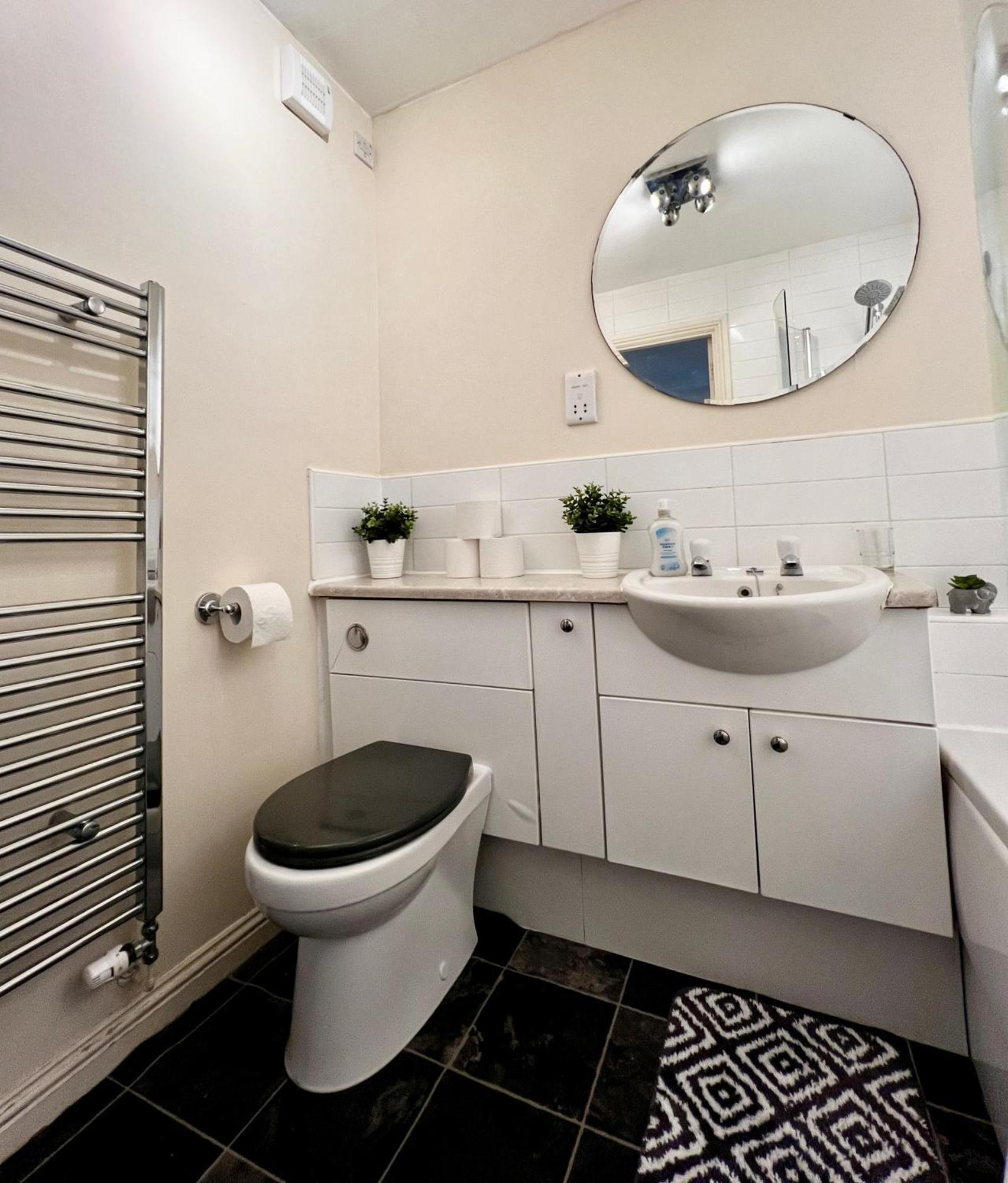 شقة Stylish Modern Flat With Juliet Balcony & Parking غلاسغو المظهر الخارجي الصورة